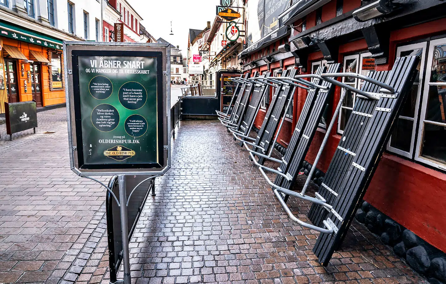 Old Irish Pub i Jomfru Ane Gade i Aalborg, 16. april 2021. Restauranter og caféer kan igen byde gæster velkommen indenfor fra den 21. april. Danmark er på vej til at genåbne yderligere, og dermed kan danskerne snart se frem til en mere normal hverdag. Det skyldes den aftale, som alle Folketingets partier med undtagelse af Nye Borgerlige indgik natten til fredag.. (Foto: Henning Bagger/Ritzau Scanpix)