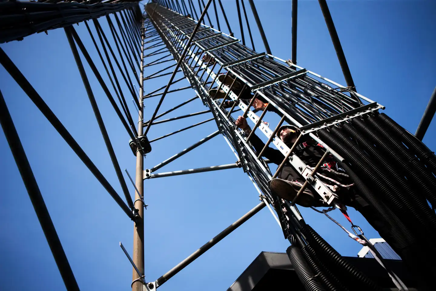 5G-dækningen på Telenors og Telias fælles mobilnet er nu så bred og kraftig, at den kan konkurrere på hastighed og kapacitet med de fiberforbindelser, som danskerne i stor stil køber for at få internet derhjemme.