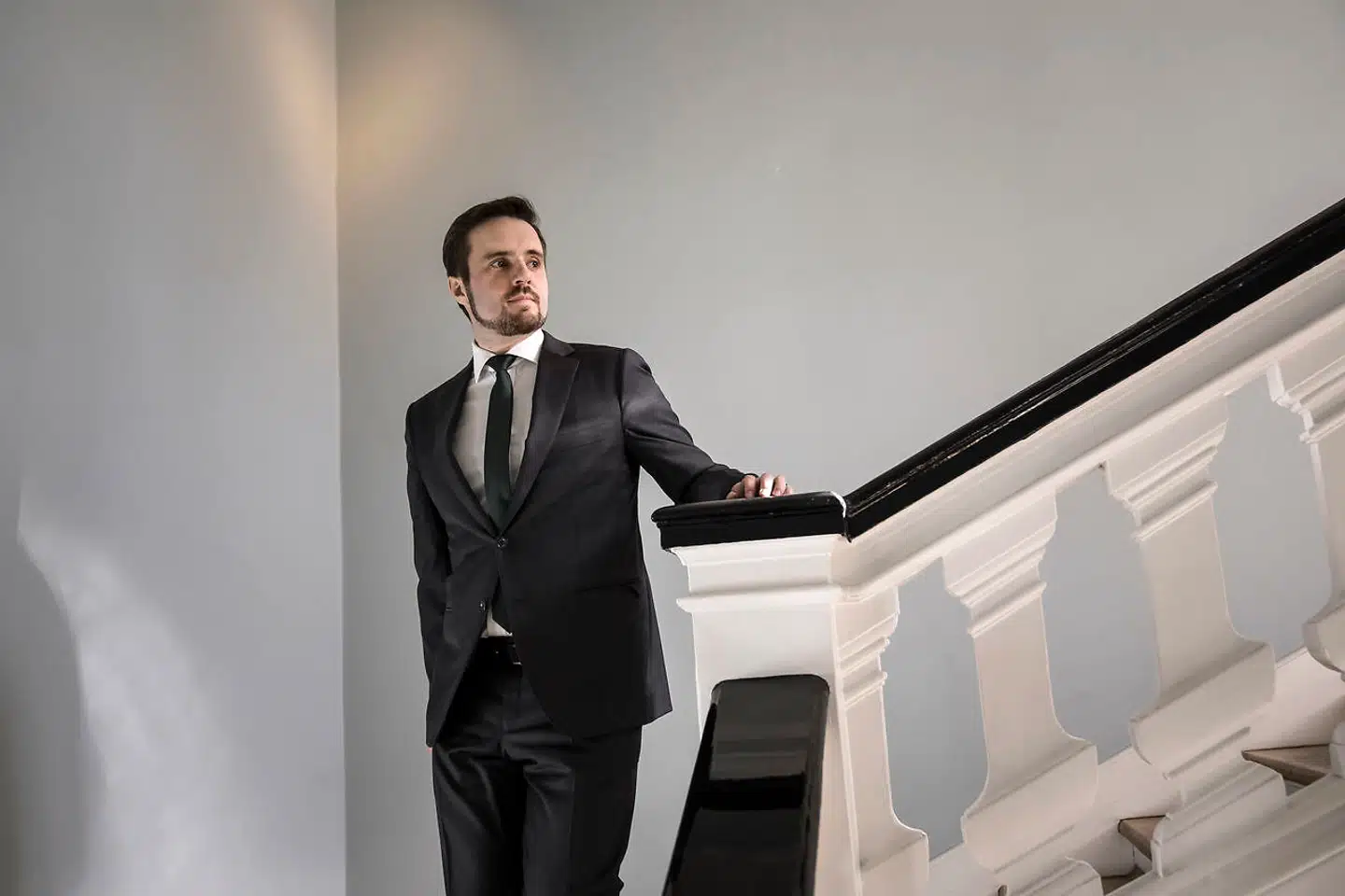 »Set fra min stol skal vi ikke tage magten fra virksomheder og aktionærer, der har orden i penalhuset.« Den danske regering og erhvervsminister Simon Kollerup (S) går nu til angreb på omstridt del af EU-forslag og ønsker at splitte forslaget i to.