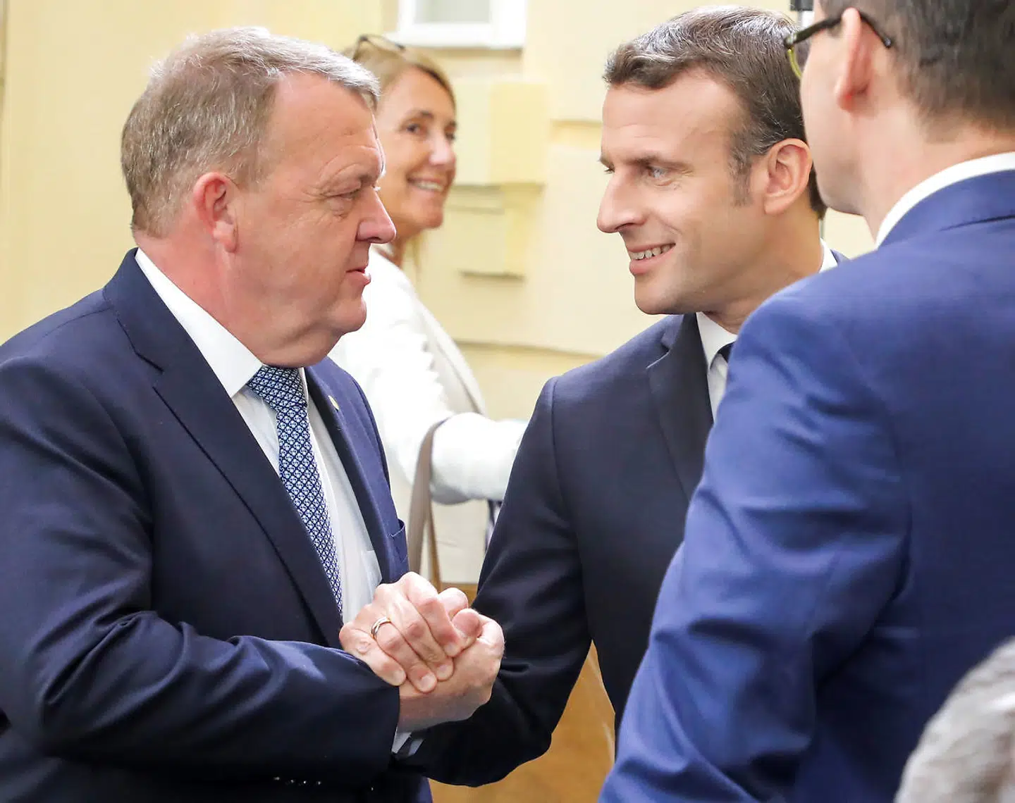 Lars Løkke Rasmussen hilser på Emmanuel Macron under et EU-møde i 2019. Da den tidligere danske statsminister for nylig annoncerede dannelsen af et nyt parti, skete det ifølge politiske kommentatorer med inspiration fra den franske præsidents succesfulde projekt.