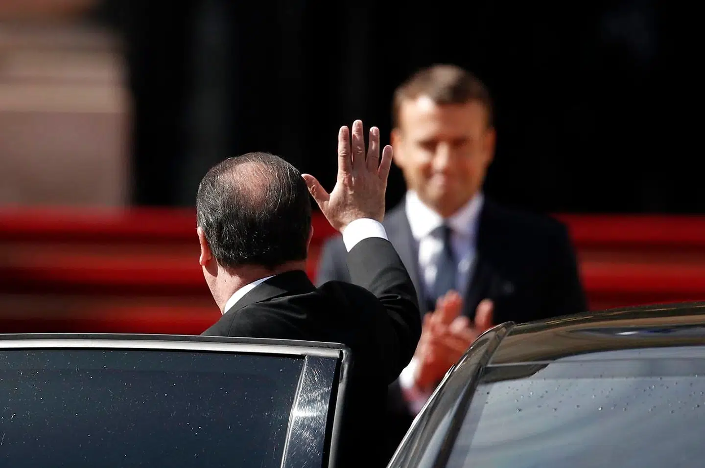 Francois Hollande vinker farvel til sin efterfølger under overdragelsesceremonien i maj 2017. Forinden havde Macron, der var økonomiminister under Hollande, forrådt sin politiske mentor og kastet det franske socialistparti ud i en krise, som det aldrig er kommet sig over.