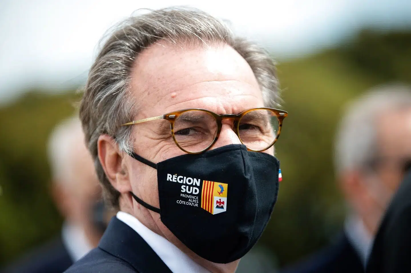 Provence-Alpes-Côte d'Azur-regionens leder, Renaud Muselier, er en blandt en række såkaldt »Macron-kompatible« konservative toppolitikere. Det var tæt på at sprænge Les Républicains definitivt, da han for nylig indgik en aftale med præsidenten bag om ryggen på sin partiledelse.