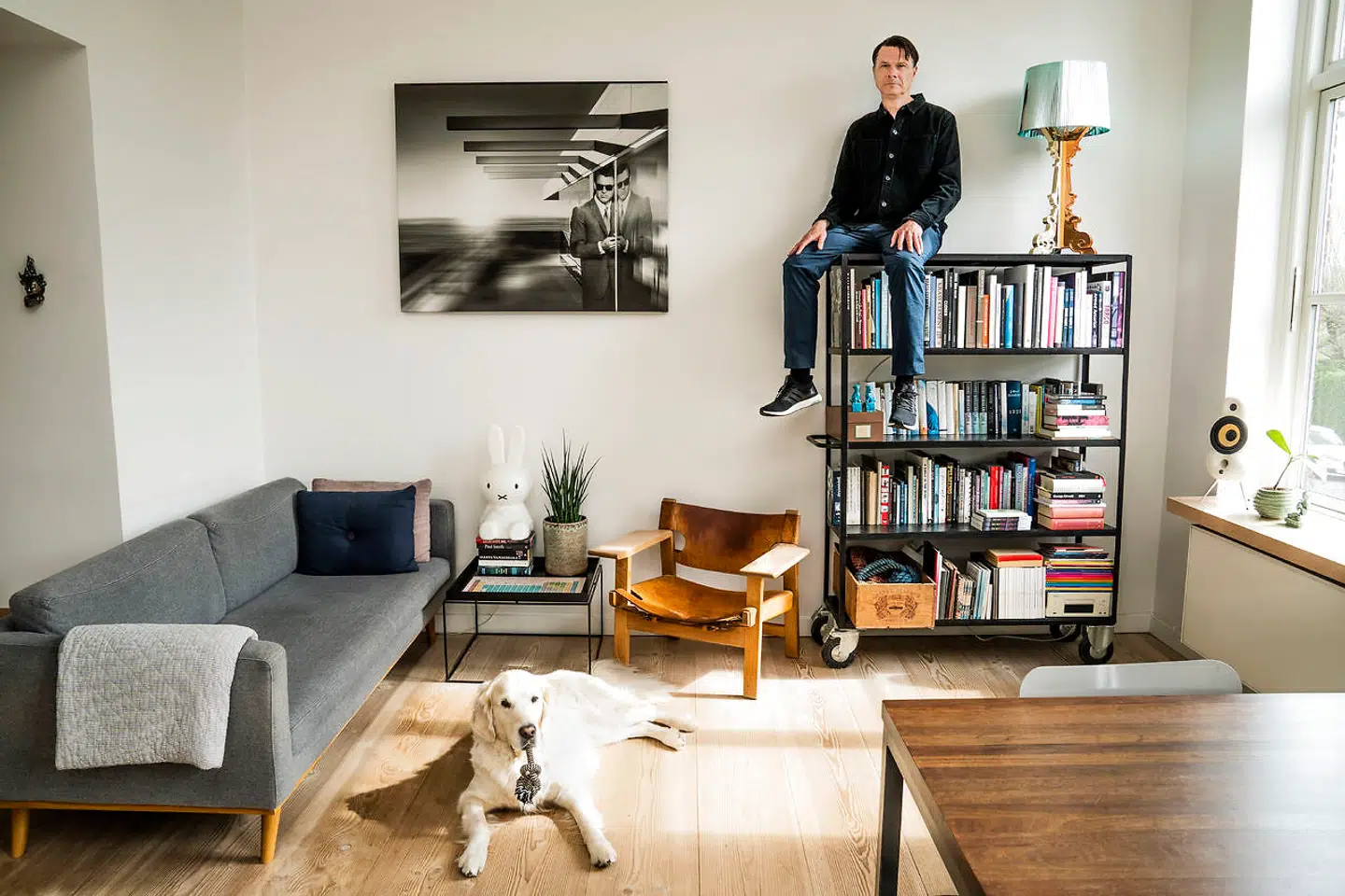 Martin Garde Abildgaard, der har lagt sit liv om. Sammen med sin kone, Pernille, lagde Martin Garde Abildgaard sit liv om for at realisere sine drømme.De solgte næsten alt, hvad de ejede, og flyttede i lejlighed. Med sig måtte de hver have én kasse med ting og sager.