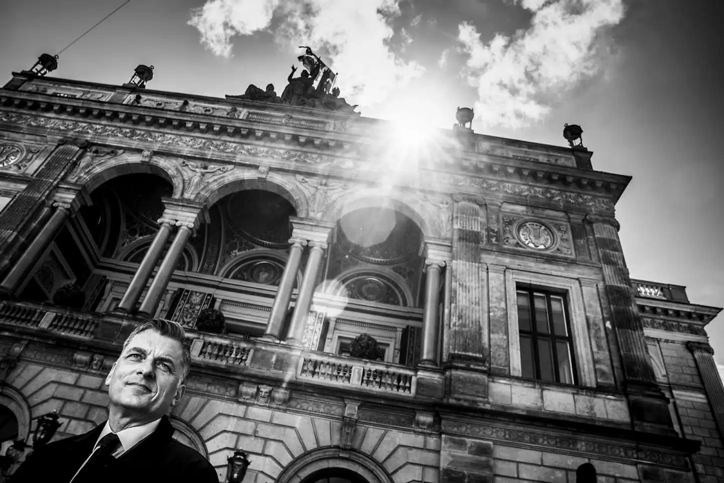 Jan E. Jørgensen, ny kulturordfører for Venstre og her fotograferet foran Det Kongelige Teater, lægger fra land med at tage et markant opgør med centrale elementer i de seneste års borgerlige kulturpolitik. Blandt andet var besparelsen på DR alt for voldsom, mener han.