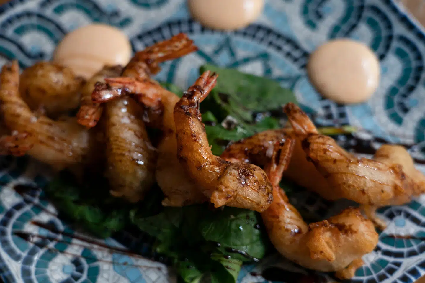 Rejerne var godt tilberedte på restaurant El Tapeo de Cervantes. Her er de serveret i retten Battered prawns with treacle and spinach.