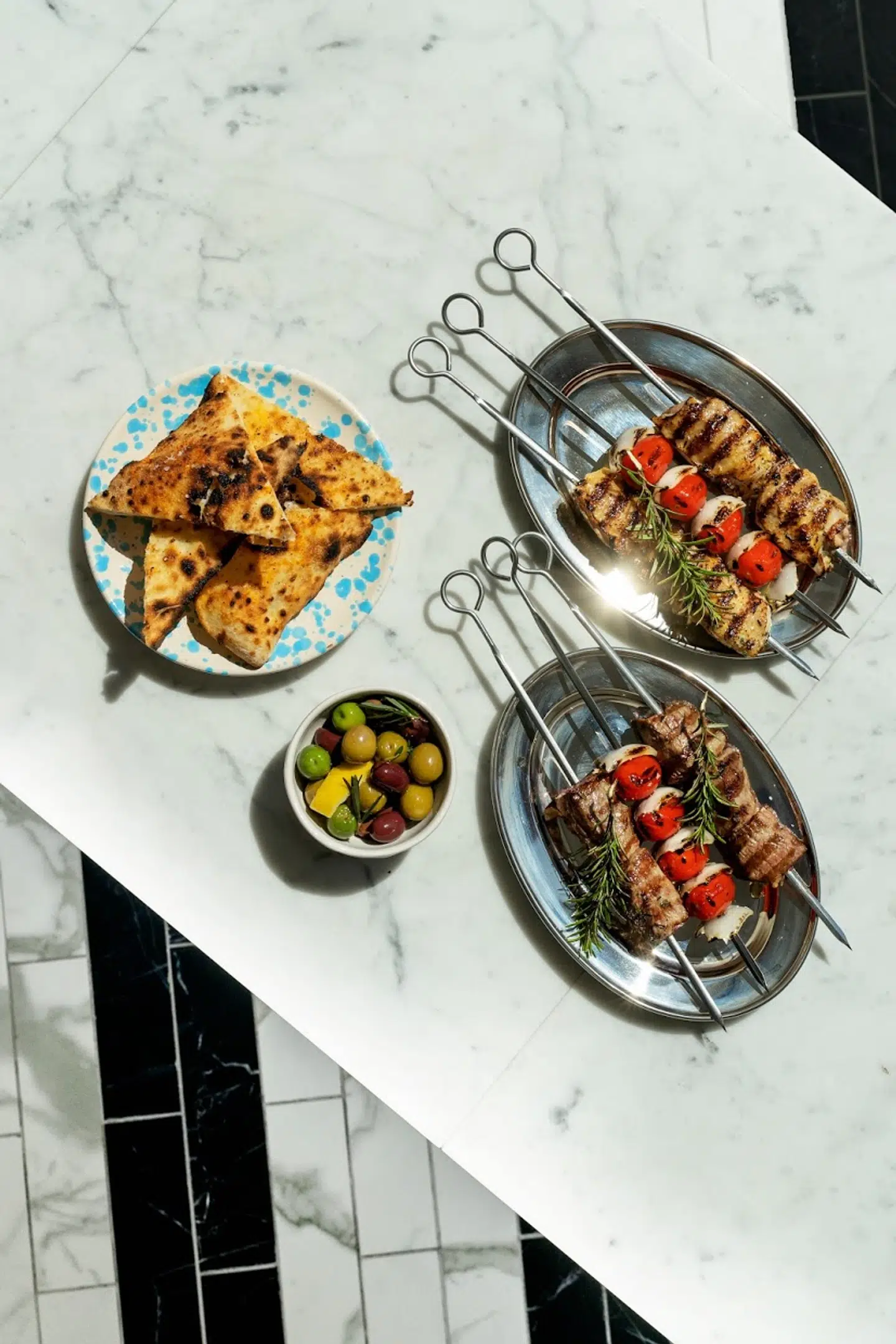 Der bliver også grillet på Restaurant Delphine, hvor man kan sidde både ude og inde.