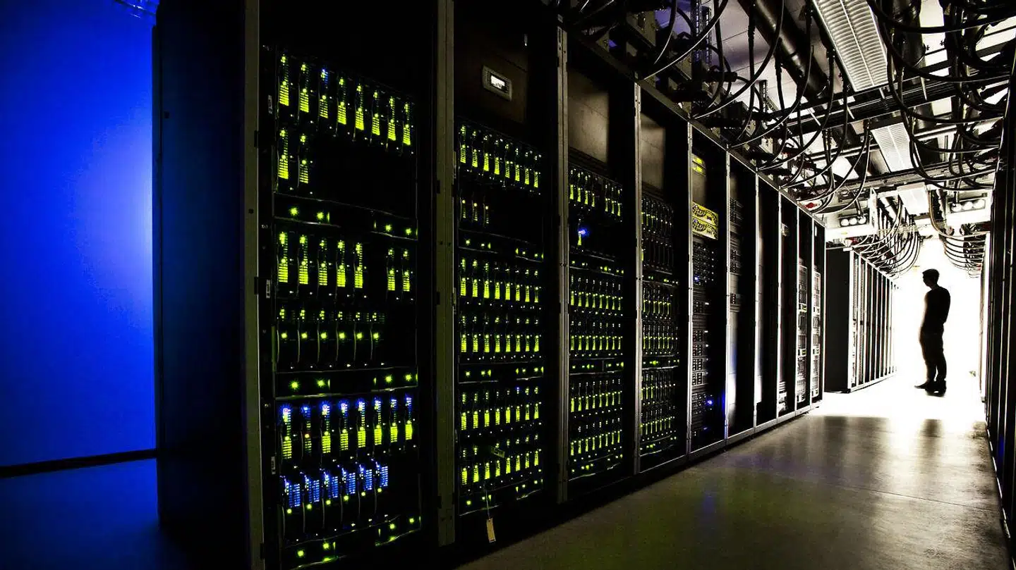 Datacentre består af massevis af servere, hvor for eksempel virksomheder og det offentlige lejer sig ind i stedet for at selv at have dem stående i kælderen og skulle vedligeholde dem. Det udnytter serverne bedre, men det kræver strøm både at holde serverne kørende og at køle dem ned, for der udvikles megen varme i datarummene.