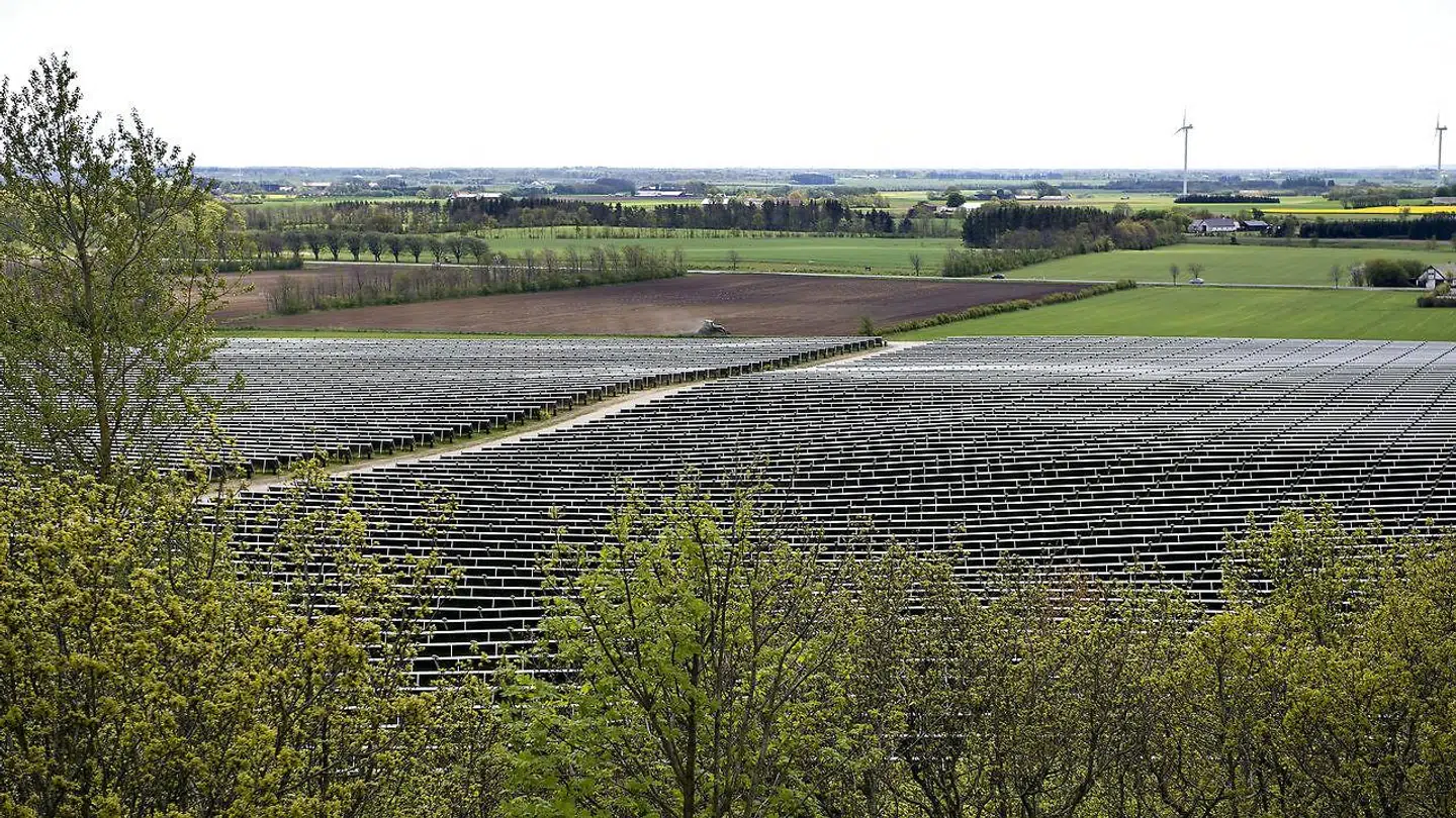 Internetgiganten Google har i forbindelse med sit datacenterbyggeri i Danmark postet penge i fem nye solcelleparker i Danmark som et grønt plaster på strømforbruget.