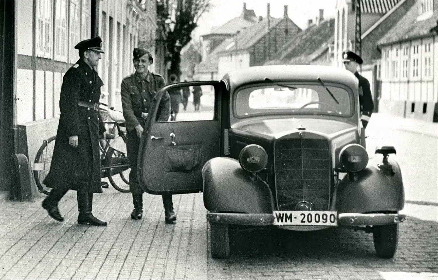 Gerhard von Kamptz forlader amtmandsgården i Rønne efter en samtale med amtmand von Stemann 7. maj 1945. Stemann var i sine erindringer stærkt kritisk over for Kamptz. Illustration fra bogen.