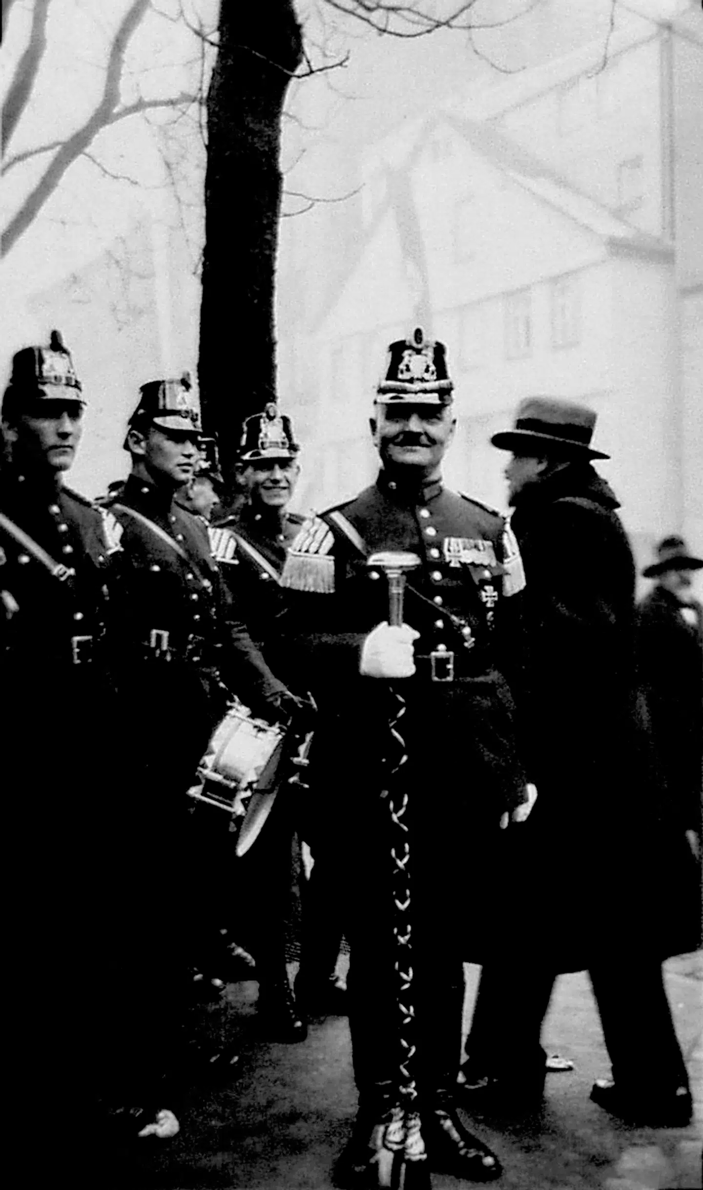 Christian Wirth, en af naziregimets mest brutale mordere, ses her i politiuniform og som tamburmajor sammen med et musikkorps. Billedet er fra omkring 1920. Illustration fra bogen.