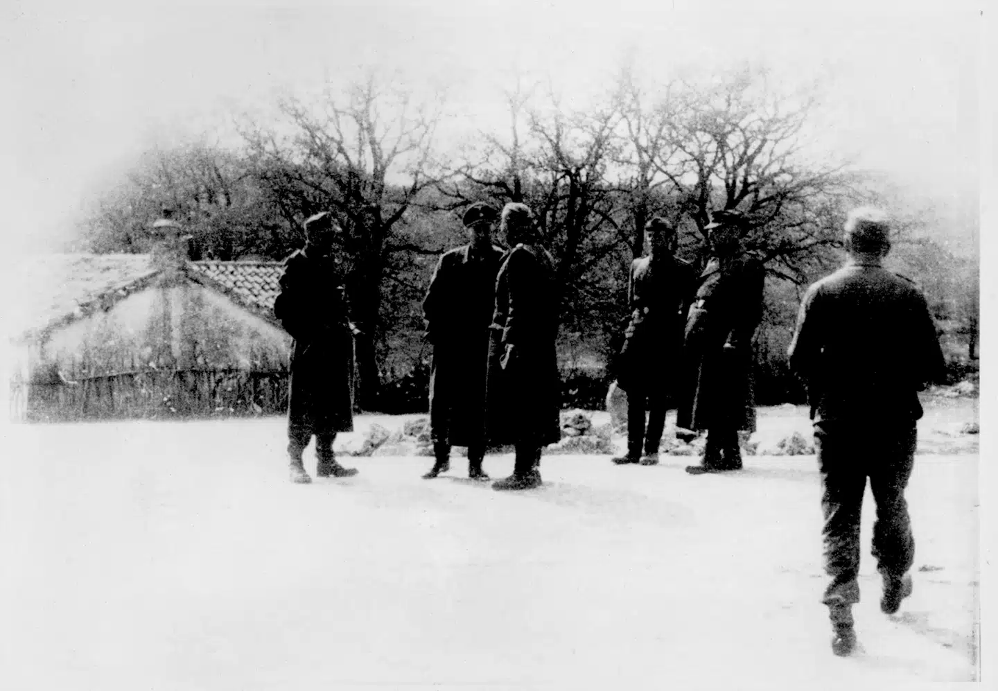Morderne samles på dette fotografi, der viser lederne af Aktion Reinhardt, der myrdede jøder østpå. På fotografiet ses fra venstre Georg Michaelsen, der var en af de ledende kræfter i rydningen af den jødiske ghetto i Warszawa, hvor størstedelen af de overlevende blev sendt til kz-lejren Treblinka. Til højre for ham ses Odilo Globocnik, der var leder af Aktion Reinhardt. Han står i samtale med Christian Wirth. Fotografiet er taget i 1944. Illustration fra bogen.
