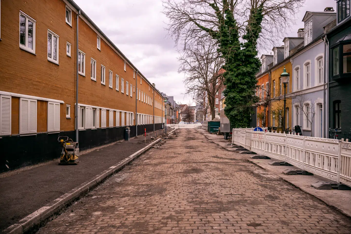 Her ses brostenene, som dukkede op under asfalten i Gernersgade. De er siden blevet fjernet, siger Lean Milo.