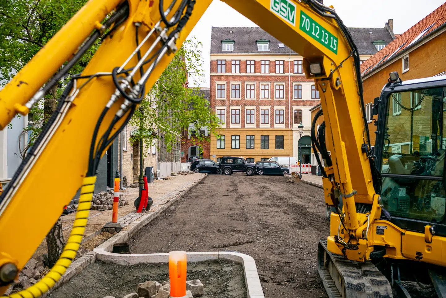 Beboerne havde oprindeligt spærret gravemaskinerne inde, men kommunens arbejdere har nu fået dem ud, siger Lean Milo.