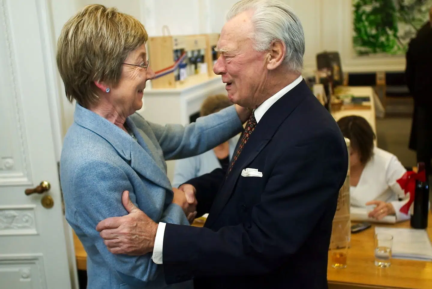 Marianne Jelved og den tidligere konservative statsminister Poul Schlüter, da han fejrede sin 75 års fødselsdag på Christiansborg i 2004.