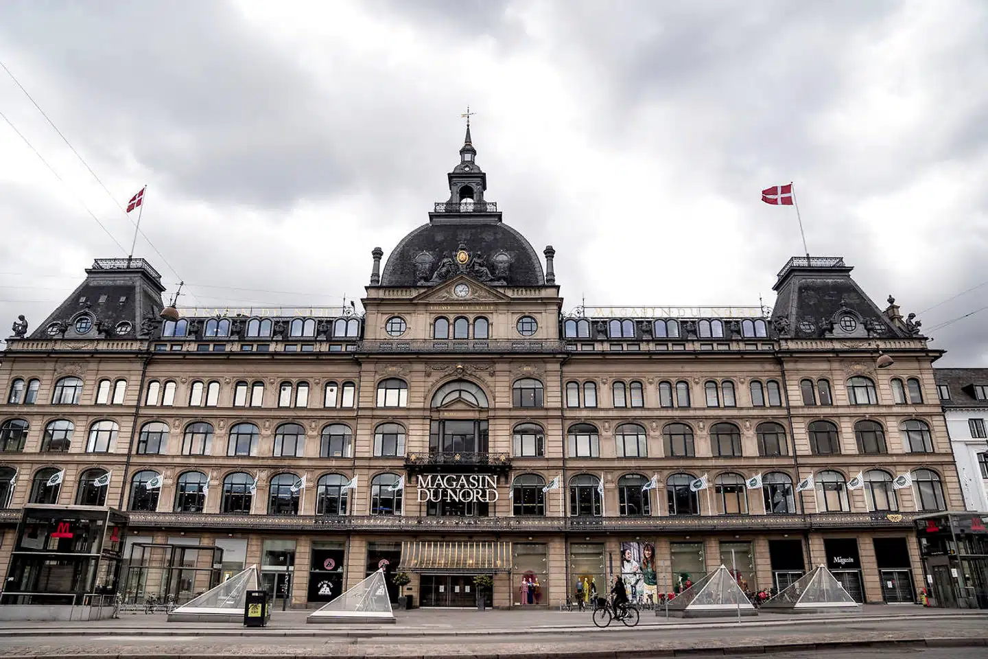 Magasin på Kongens Nytorv i København har længe haft et til salg-skilt hængende på sig, men nu får det ikoniske indkøbscenter ny ejer.