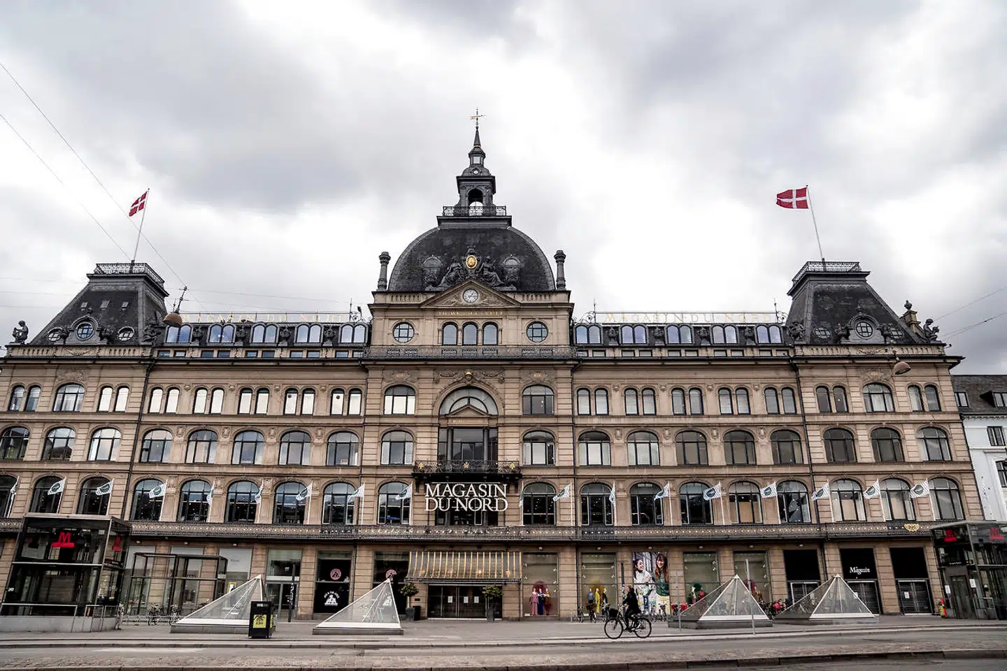Magasin på Kongens Nytorv i København har længe haft et til salg-skilt hængende på sig, men nu får det ikoniske indkøbscenter ny ejer.
