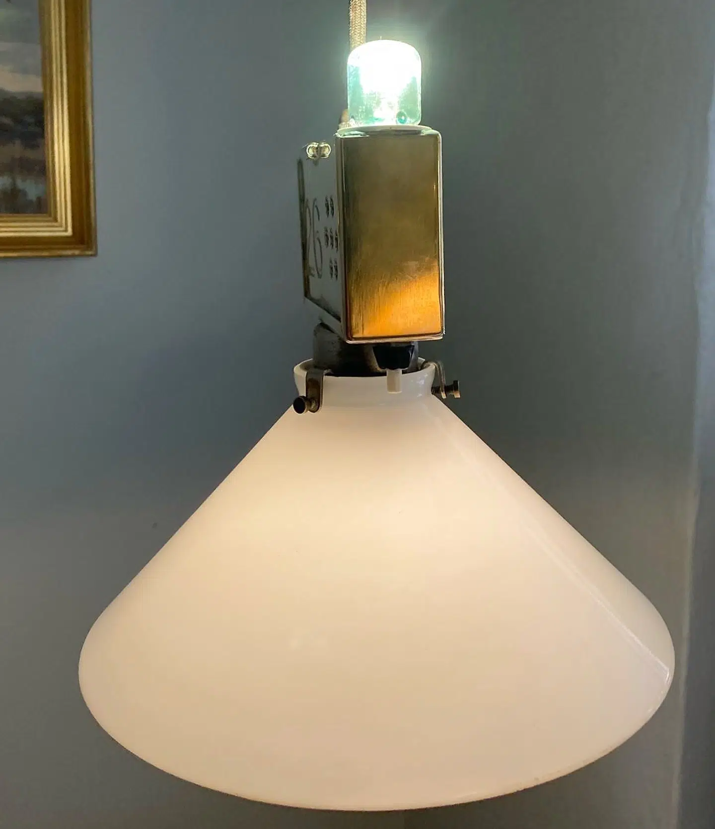 En af Peders Oxes berømte grønne lamper, man tænder, når man gerne vil have betjening.