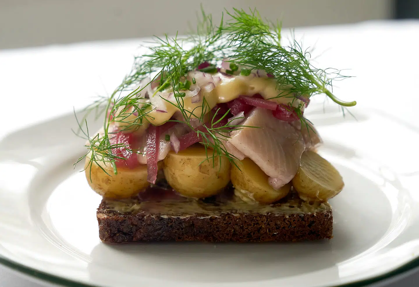 Lidt tilbageholdenhed i serveringens størrelse, ville nok have klædt det ellers velsmagende stykke kartoffelmad med matjessild.