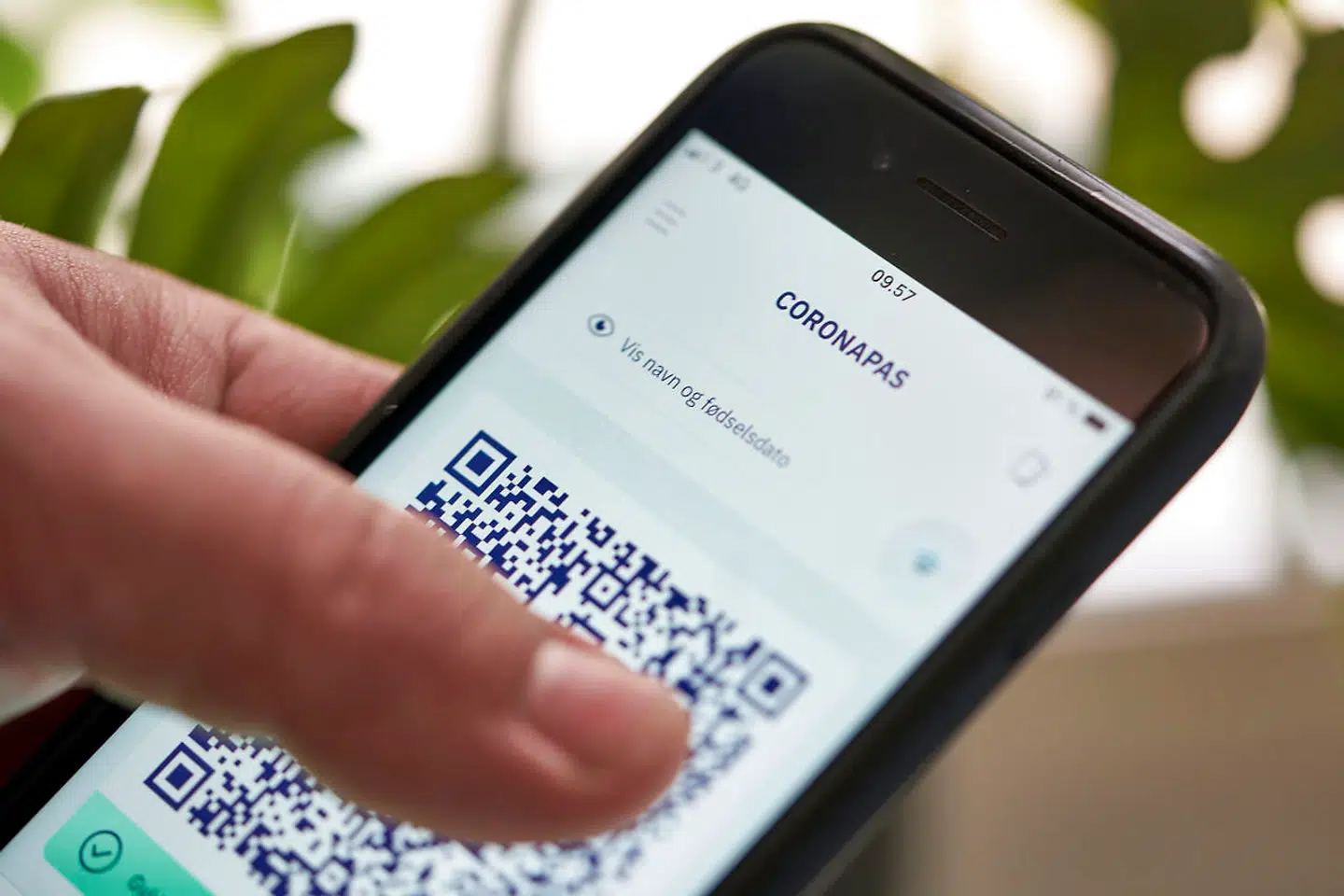 Coronapas-appen kan hentes til telefoner nu og får positive ord med på vejen fra flere sider.