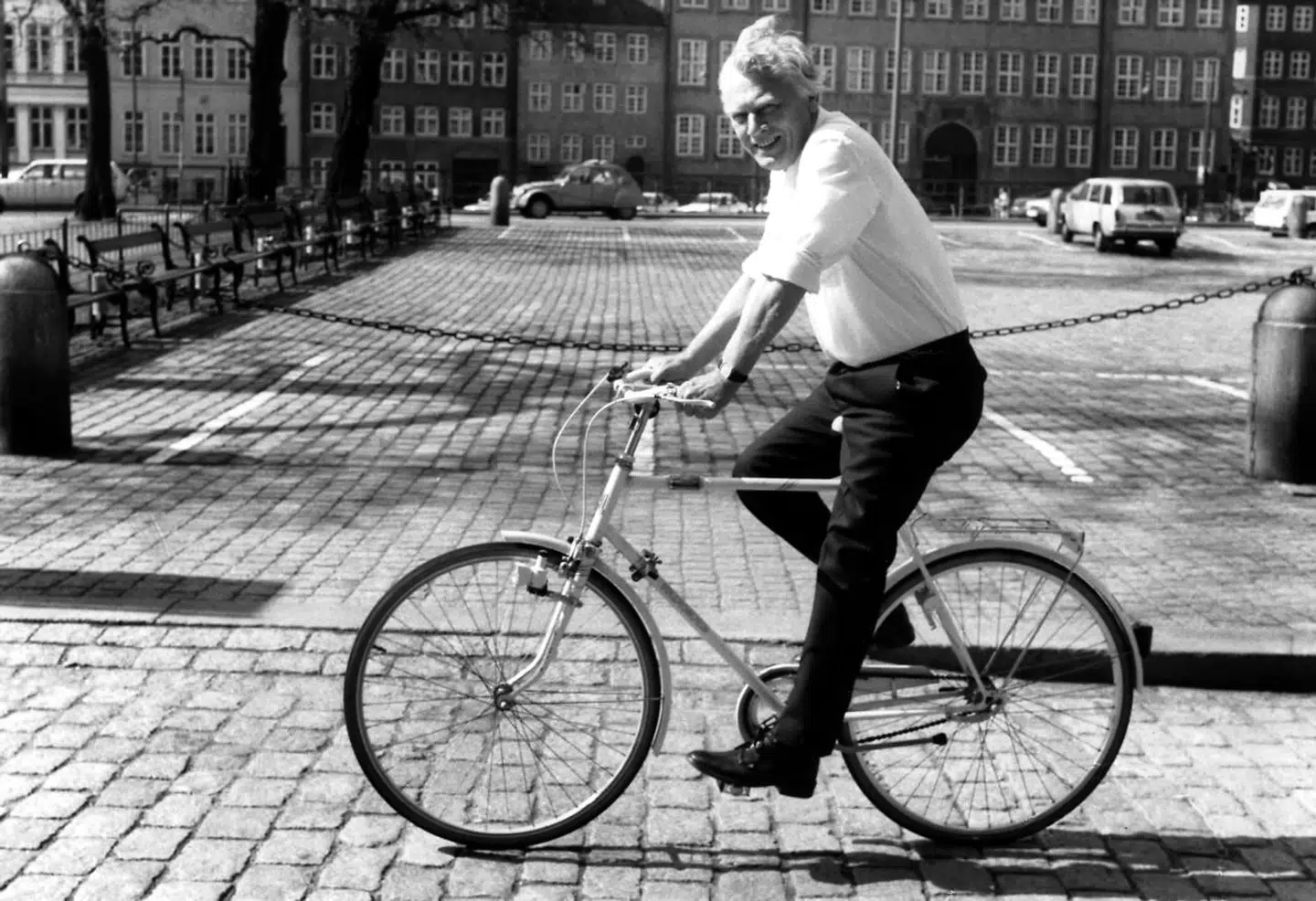 Statsminister Poul Schlüter ankommer på sin Kildemoes-cykel i Porthusgade i 1986.