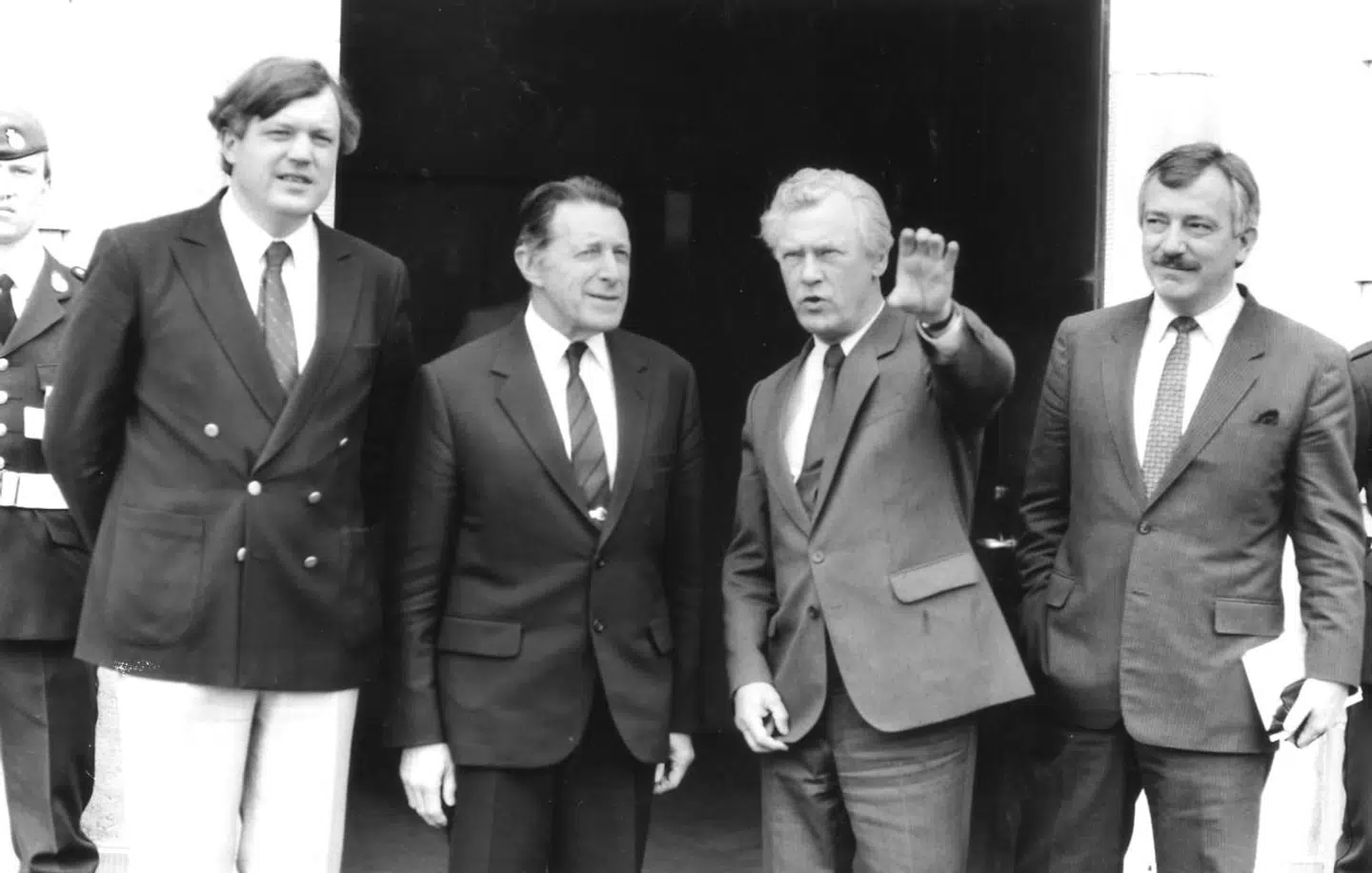Forsvarsminister Hans Engell, USA udenrigsminister Casper Weinberger, statsminister Poul Schlüter og udenrigsminister Uffe Ellemann-Jensen fotograferet i 1986.