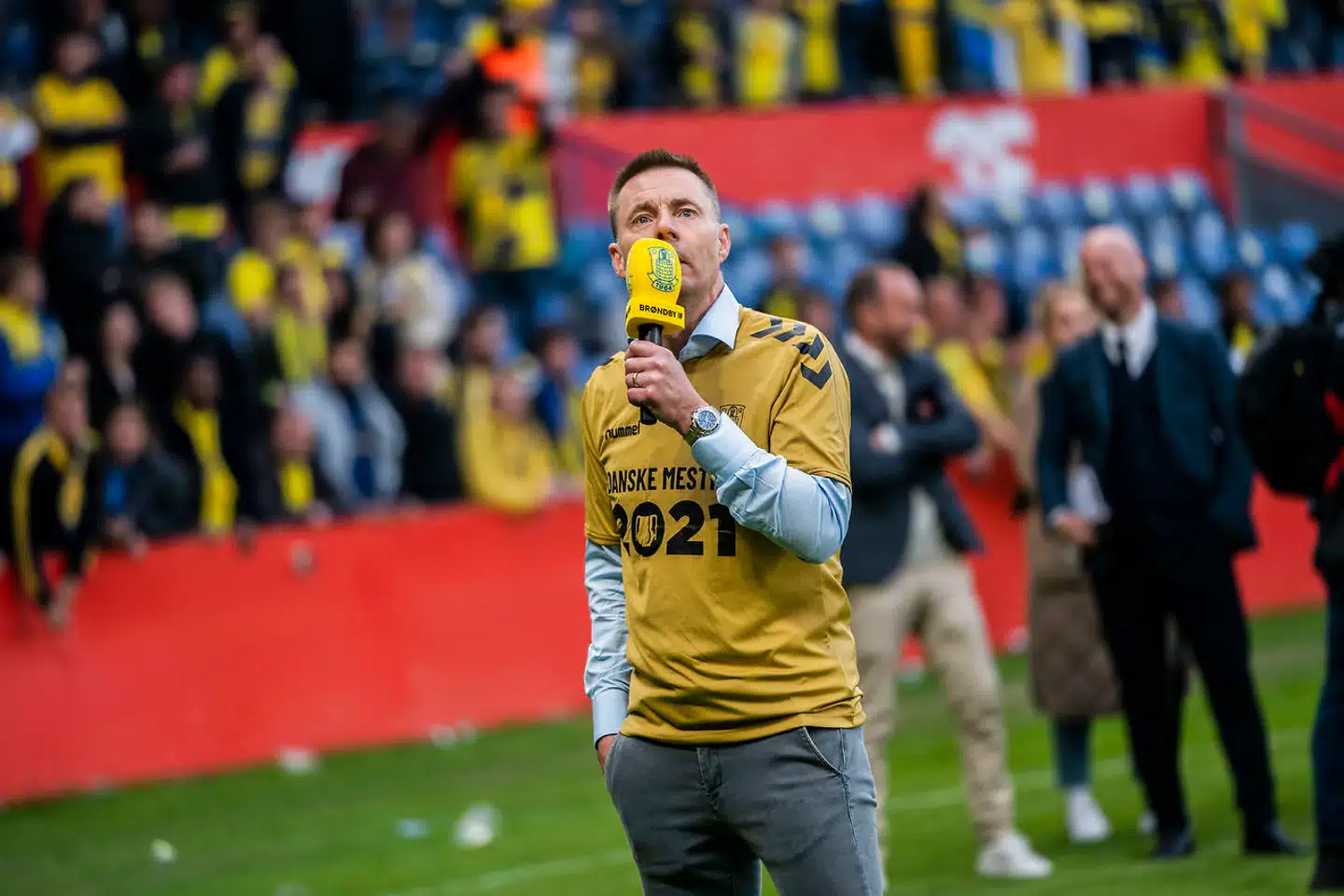 Jan Bech Andersen taler til fansene efter superligakampen mellem Brøndby og FC Nordsjælland på Brøndby Stadion i mandags. Efter otte lange år er han endelig en lykkelig mand.