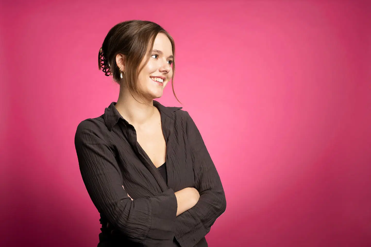 Cecilie Grønlund er opvoket på Nørrebro, hvor hun stadig bor. Hun blev student fra Det Frie Gymnasium i 2018 og har siden gået på skrivelinjen på Københavns Kunstskole. »Døgnåben« er hendes debut.