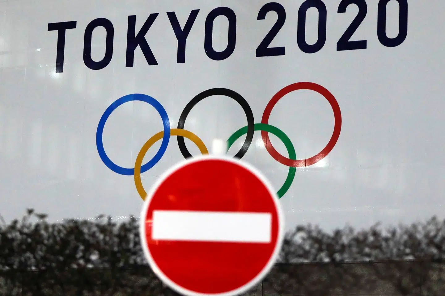 De røde coronalamper blinker i Tokyo, som fortsat ikke har den seneste smittebølge under kontrol. (Arkivfoto) Issei Kato/Reuters