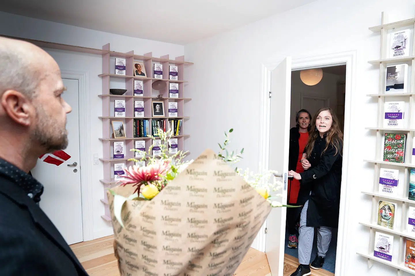 »Nogle gange kan drømme være så store, at man næsten ikke rigtig kan forestille sig, at de nogensinde kan forenes med virkeligheden. Så på den måde er det her surrealistisk,« siger Stine Pilgaard om De Gyldne Laurbær, som hun blev tildelt onsdag. Her træder hun ind ad døren til forlaget, uvidende om hæderen.