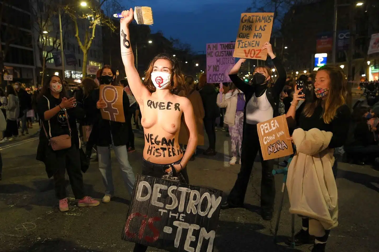 »Det er identitetspolitikken, der foruroliger, og fremkomsten af sære kursustilbud som »postcolonial theory«, »queer theory«, »gender theory«, »intersectionality«, »critical race theory« og »fat studies«. Fag, der virker så gennemsyret af aktivisme, at det er svært at se, at de kan være ramme for nogen som helst form for fornuft,« skriver Berlingskes klummeskribent. Arkivfoto fra kvindernes kampdag i Spanien.