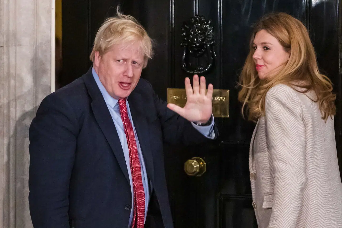 Den britiske premierminister, Boris Johnson, ses her sammen med sin kæreste, Carrie Symonds. Parret bliver angrebet hårdt af en tidligere betroet medarbejder.