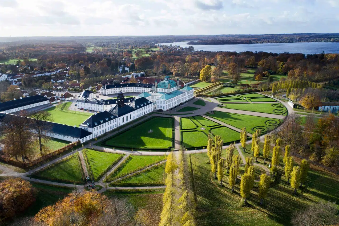 Fredensborg Slot og Slotshave blev grundlagt i 1720erne og omlagt i 1760erne af den franske arkitekt Nicolas-Henri Jardin med inspiration fra den franske solkonge Ludvig 14.s have ved Versailles.
