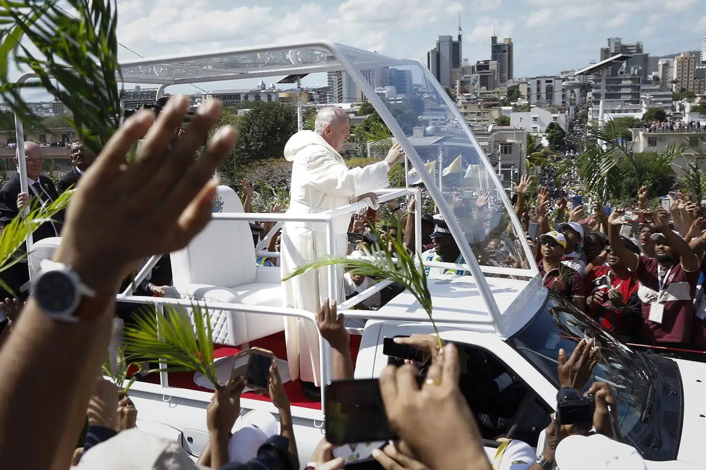 Pave Frans hilser på folk fra sin pavemobil i Port Louis på Mauritius i september 2019.