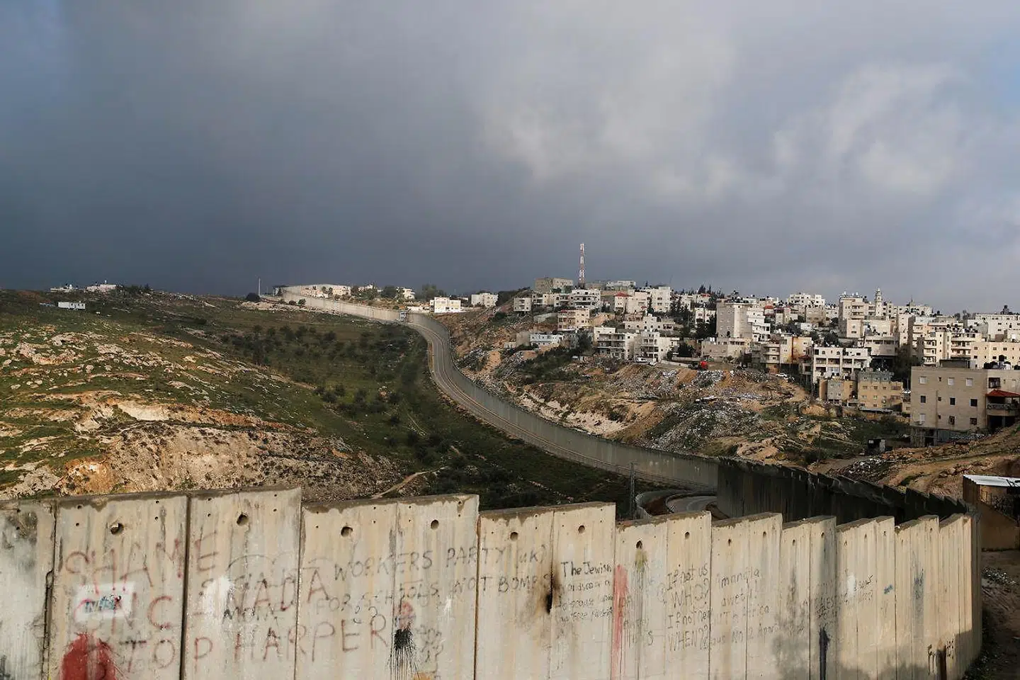 »Israels tab skal ikke blot tælles i antallet af dræbte. Der er også skabt nye splittelser blandt landets jødiske flertal og arabiske mindretal. Gadevold dukkede op i et omfang, der sjældent er set. Det israelske demokrati er endnu engang rystet,« skriver Uffe Ellemann-Jensen.