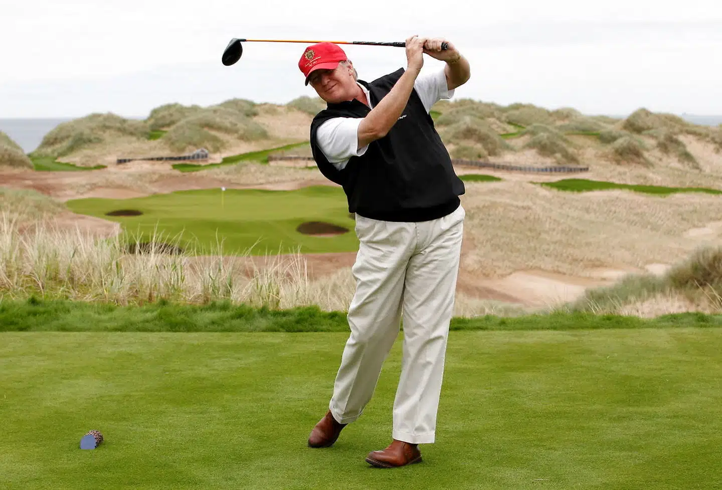 I 2011 kunne en glad Donald Trump svinge golfkøllen på sin nye bane i Skotland. Nu er der knap så meget at smile af for den tidligere præsident, der igen kan få problemer på grund af sine skotske golfbaner.
