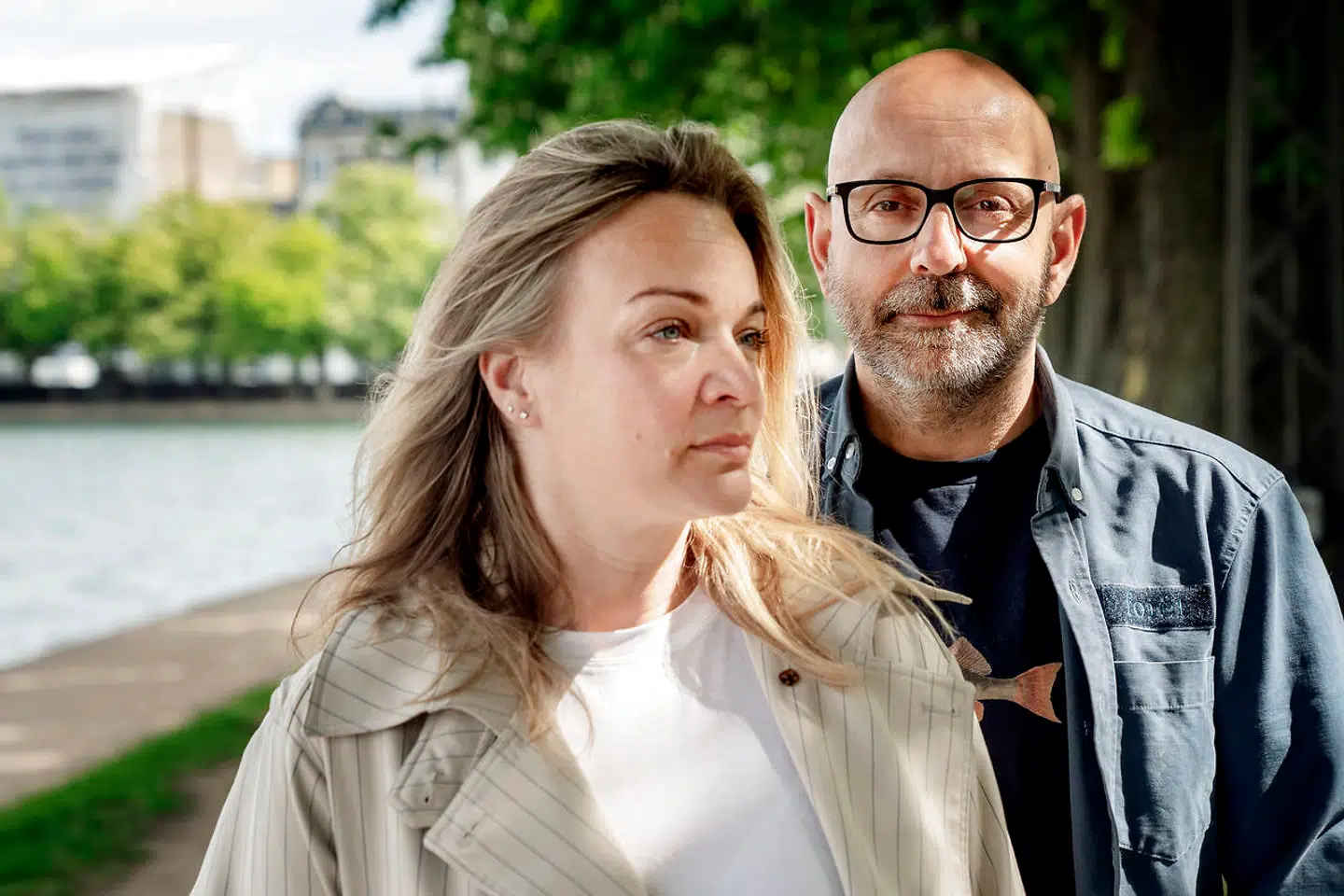 Den 28. maj udkommer Flemming Møldrups og Julie Ralunds bog »Slug kamelen – der kommer flere. Leveregler fra et skilt forældreskab«. For Julie Ralund og Flemming Møldrup er gået ud på samme slagmark som mange andre forældre. Mineret med forældremyndighedskonflikter, Familieretshus og patent på at vide, hvad der er bedst for det fælles barn. Men i modsætning til mange andre er det lykkedes dem at aflyse skyttegravskrigen.