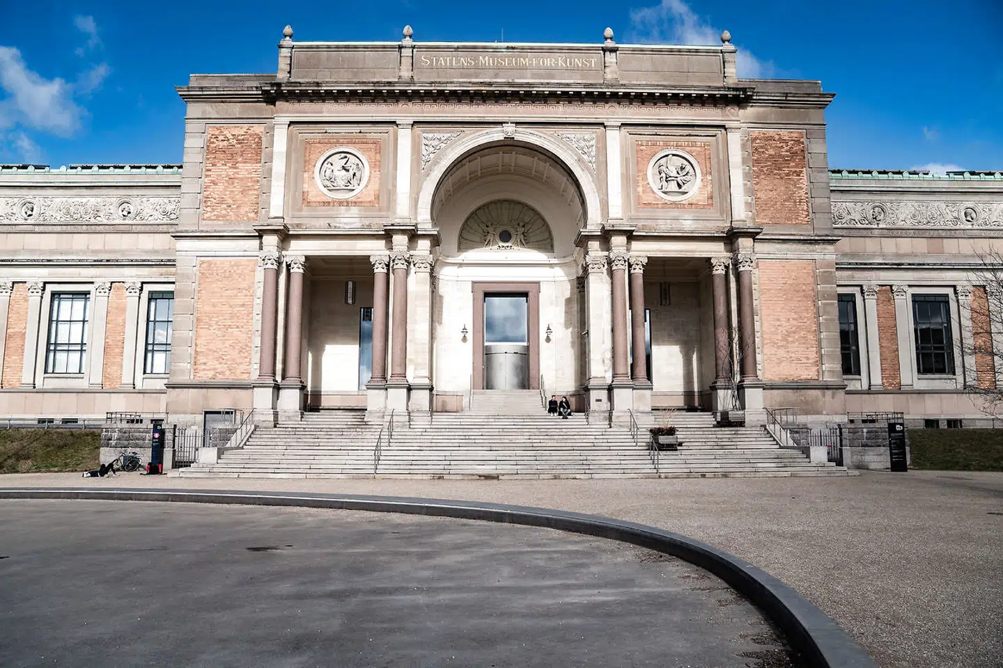 »SMK ødelægger ikke hverken buster eller Kirchners og Noldes billeder, men de har gjort sig til del af en voldsom identitetspolitisk bevægelse, som sætter kunsten i anden række,« skriver Nikolaj Bøgh.