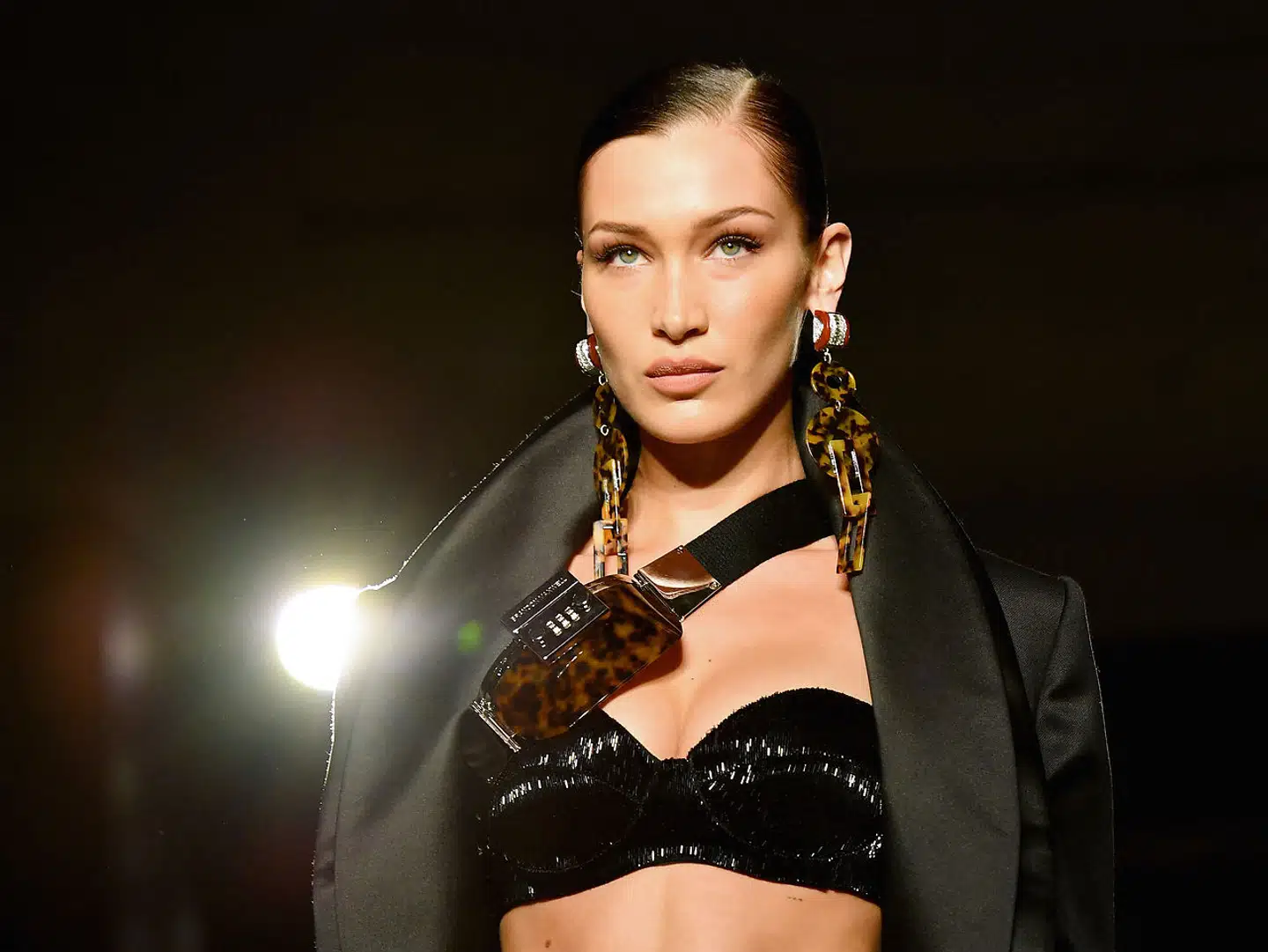 Modellen Bella Hadid er halvt palæstinenser og bakker Palæstina op i Israel-Palæstina-konflikten. Hun har brugt sin Instagram-profil til at give sin holdning til kende.