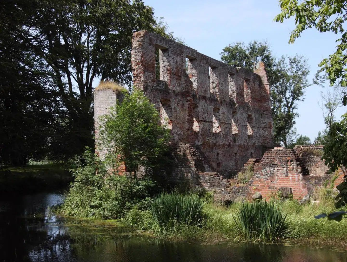 Engang en prægtig herregård - nu en ruin takket være en nyrig bondeknold. Skammeligt.