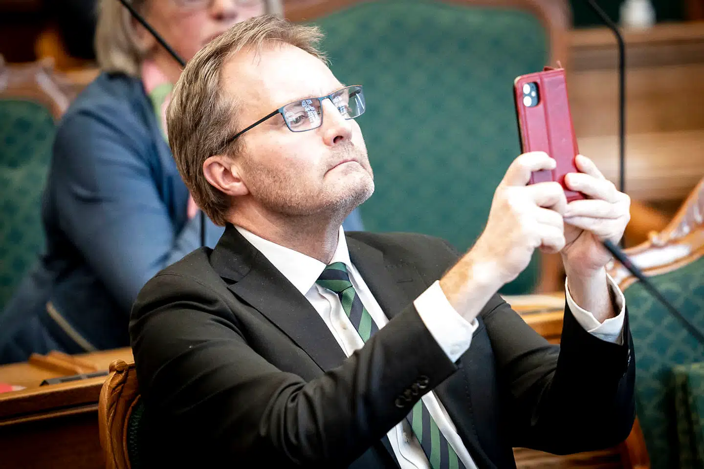 En algoritme har analyseret sig frem til, at Peter Skaarup (DF) er den folkevalgte politiker, der på Facebook lægger arena til flest angreb i kommentarsporene under sine opslag. »Jeg har selvfølgelig et vist ansvar for min side, det er klart. Men jeg må også bare sige, at det her problem er større end mig,« siger Peter Skaarup til Politiken.