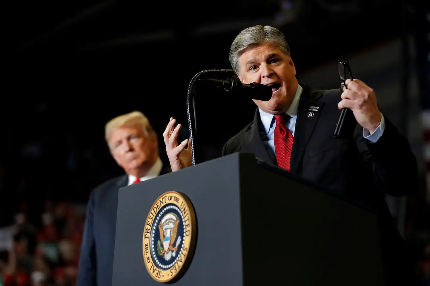 Fox News-værten Sean Hannity under et valgmøde med Donald Trump op til Midtvejsvalget i 2018.