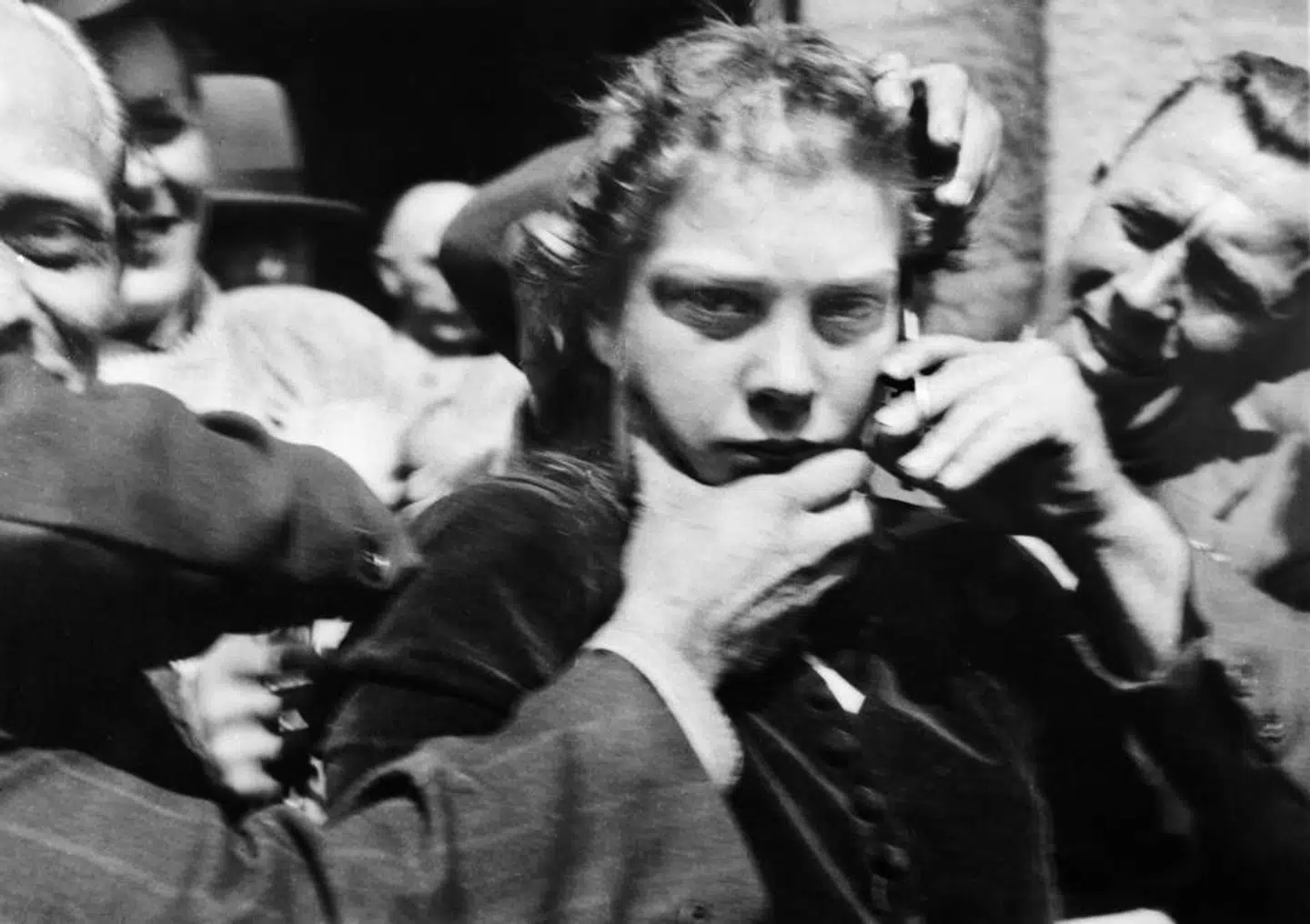 En måde at straffe de såkaldte »tyskertøser«, der havde været kærester med tyske soldater under Besættelsen, var blandt andet ved at klippe al deres hår af. Krimiforfatteren Susanne Staun har rejst en diskussion af, hvorvidt nutidens syrienskvinder kan sammenlignes med »tyskertøserne«.