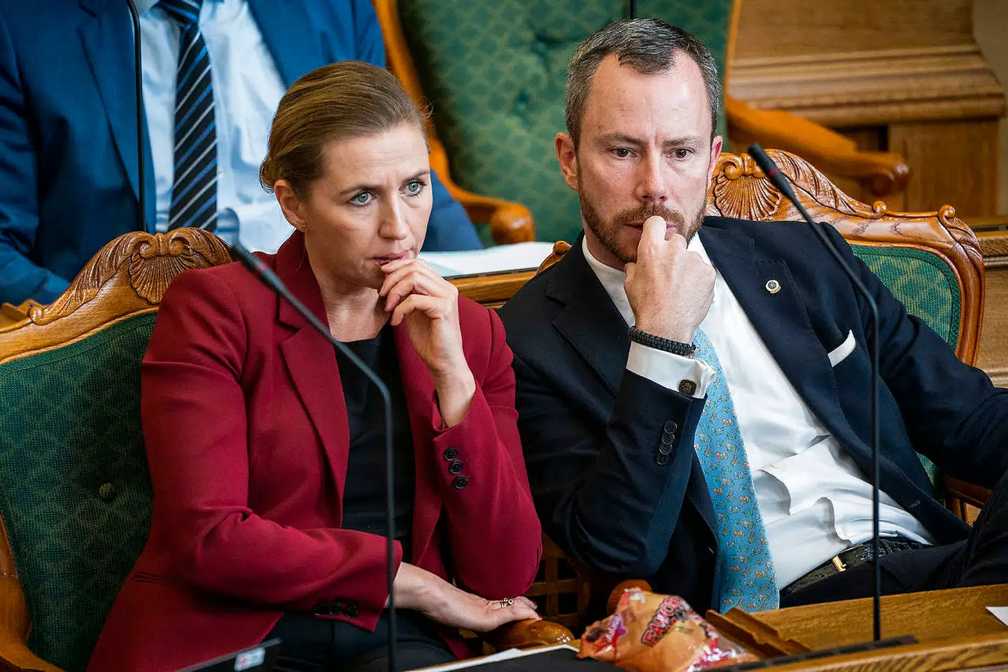 »I årevis har partiernes »erhvervsklubber« været en fascinerende størrelse i den henseende. Formen er velkendt, et parti afholder en række møder, hvor de, der gerne vil betale mindst 20.000 kr. om året for at møde nogle højtrangerende politikere, så melder sig ind,« skriver Leif Donbæk.