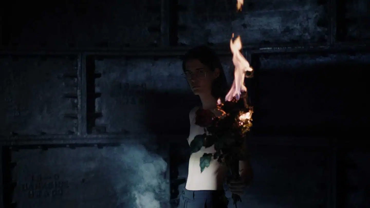 Den fremtrædende tyske kunstner Anne Imhof udstiller sit første store filmbaserede værk på SMK. Udstillingen kombinerer filmoptagelser fra hendes tidligere performance »Sex«, der tilbage i 2019 blev opført på Tate Modern med et nyt soundtrack.