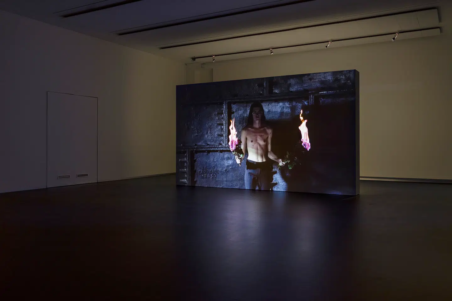 Værket med kvinden, der brænder blomster af, bliver vist i x-rummet på SMK.