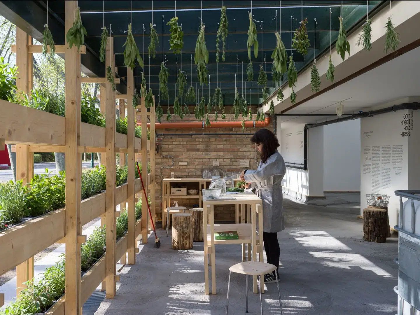 Det danske bidrag, »Con-nect-ed-ness«, ved årets største internationale arkitekturbegivenhed, Biennalen i Venedig, har fokus på de klimamæssige konsekvenser af menneskeligt forbrug.