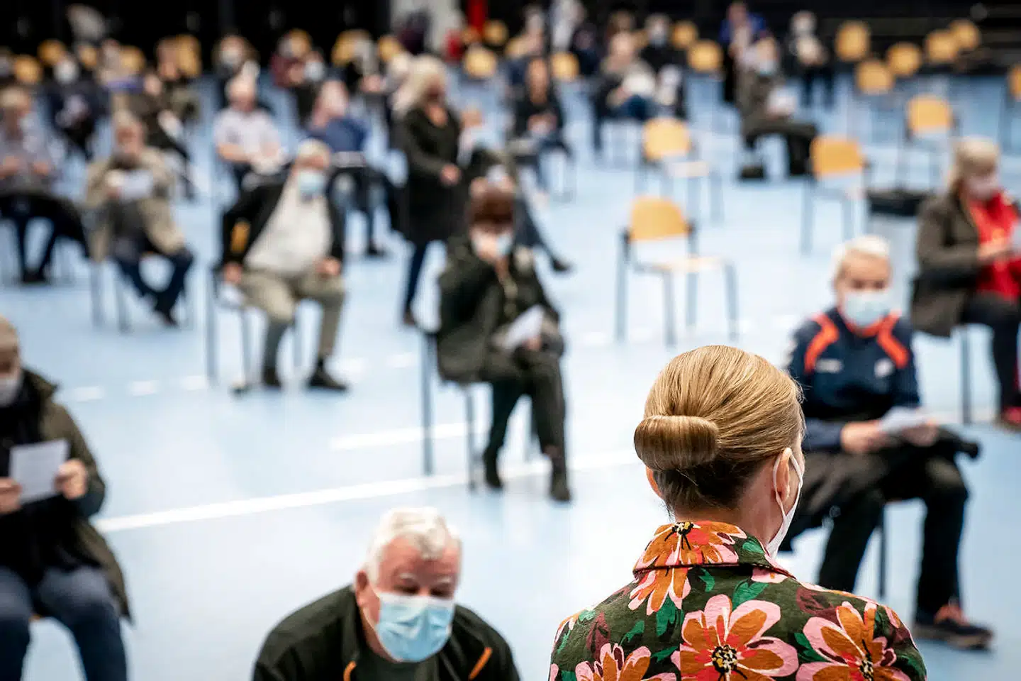 Statsminister Mette Frederiksen (S) under besøg i vaccinationscenteret i Roskilde Kongrescenter. Et stort flertal af den danske befolkning har tillid til myndighedernes vaccineinformationer, men ifølge en ny undersøgelse har hver tiende ikke.