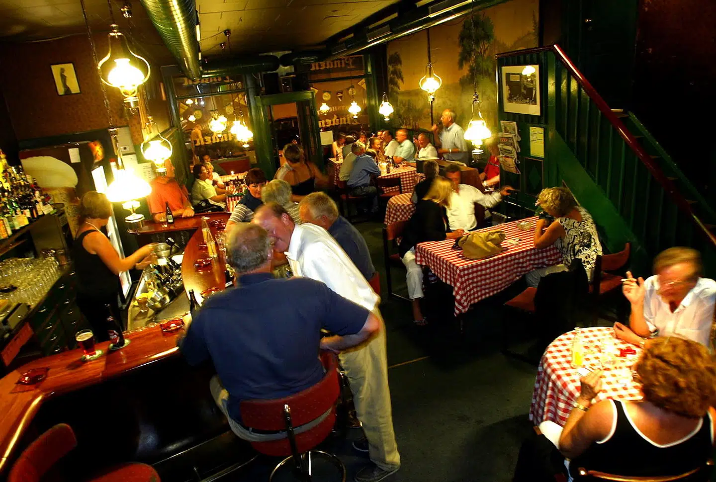 Billede fra Pinden i 2003, hvor rygeforbuddet truede de »smøgglade«, som vi skrev her på Berlingske.