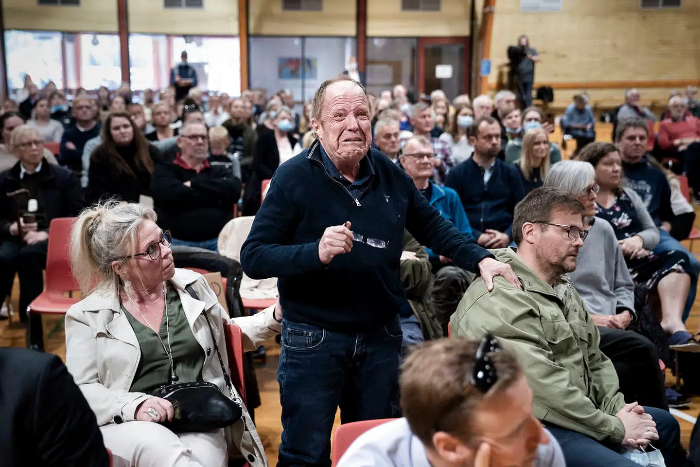 Svend Åge er udviklingshæmmet og bor på et bosted på Langeland. Han var til borgermøde i Humblehallen, hvor der kunne stilles spørgsmål til udlændinge- og integrationsminister Mattias Tesfaye. Svend Åge fik en anden til at spørge for sig, da han mente, at han selv ville blive for følelsesladet til at kunne snakke.