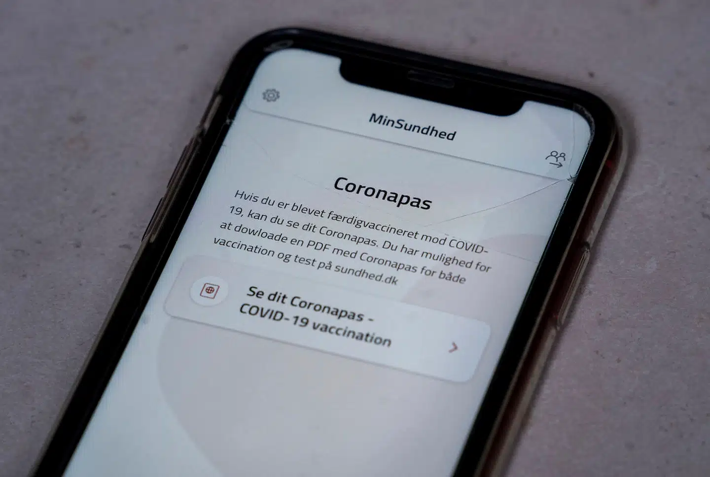 Direkte adspurgt hvorfor det er nødvendigt med et coronapas, når Danmark kunne komme igennem foråret 2020, da både smittetal og antallet af indlagte var højere, uden et pas, svarer Sundhedsstyrelsen: »Coronapasset er en politisk beslutning.«